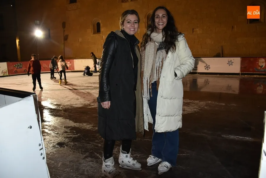 Foto 6 - Laura Vicente y Paola Mart&iacute;n Mu&ntilde;oz prueban el patinaje con risas y miedo a partes iguales