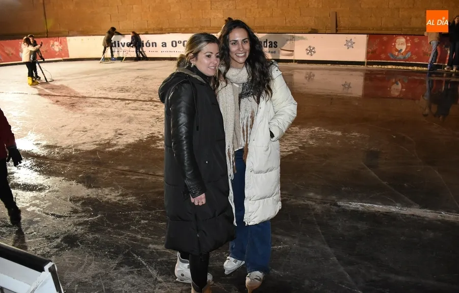 Foto 7 - Laura Vicente y Paola Mart&iacute;n Mu&ntilde;oz prueban el patinaje con risas y miedo a partes iguales