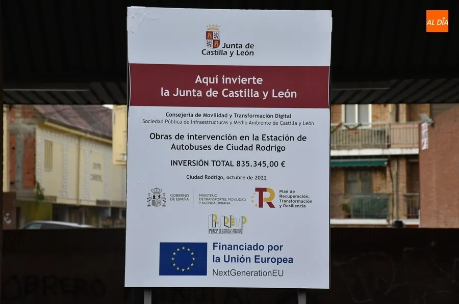 Foto 2 - Prosiguen los desprendimientos en la Estaci&oacute;n, que ya tiene cartel de obras pero sin rastro de las mismas