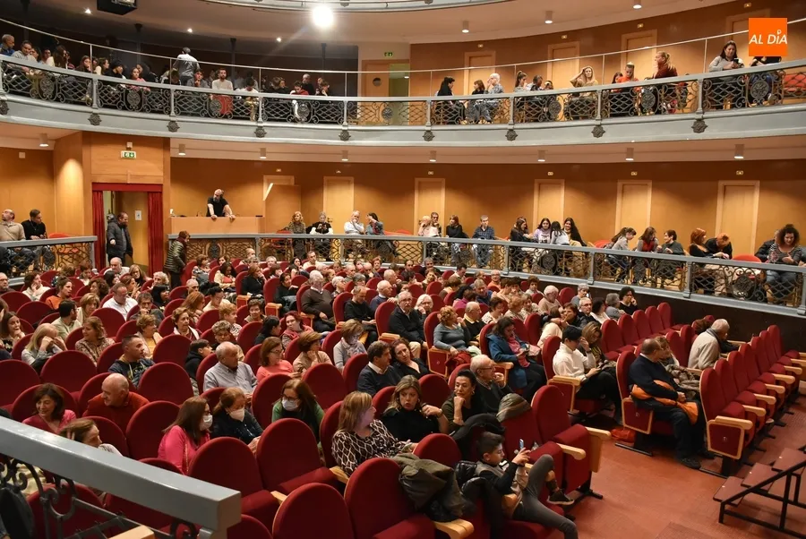 Foto 2 - Gran entrada en el Teatro Nuevo para disfrutar del Concierto navide&ntilde;o de la Banda