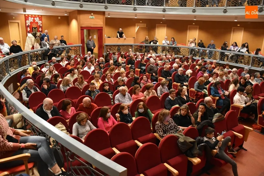 Foto 3 - Gran entrada en el Teatro Nuevo para disfrutar del Concierto navide&ntilde;o de la Banda