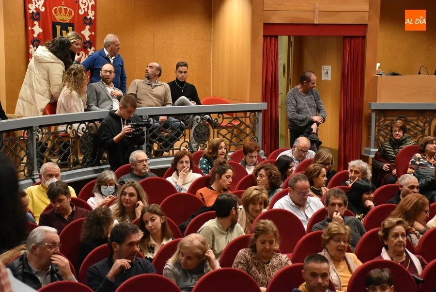 Foto 4 - Gran entrada en el Teatro Nuevo para disfrutar del Concierto navide&ntilde;o de la Banda