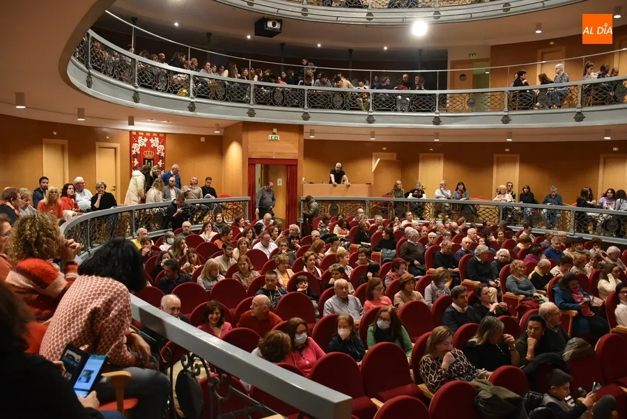 Foto 6 - Gran entrada en el Teatro Nuevo para disfrutar del Concierto navide&ntilde;o de la Banda