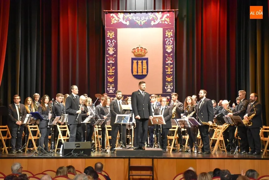 Foto 8 - Gran entrada en el Teatro Nuevo para disfrutar del Concierto navide&ntilde;o de la Banda