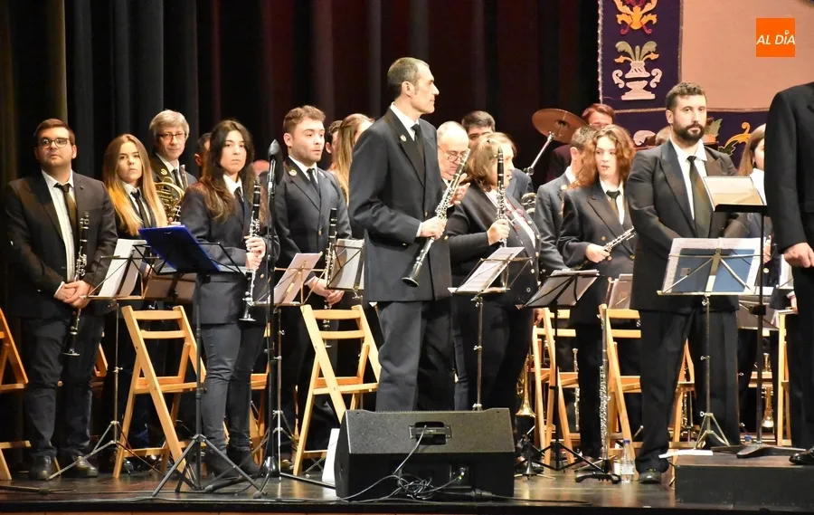 Foto 9 - Gran entrada en el Teatro Nuevo para disfrutar del Concierto navide&ntilde;o de la Banda