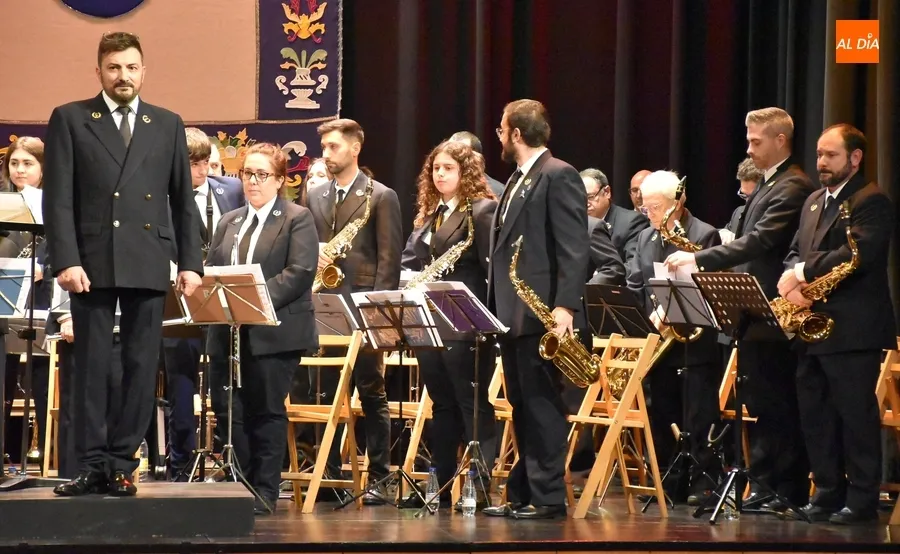Foto 10 - Gran entrada en el Teatro Nuevo para disfrutar del Concierto navide&ntilde;o de la Banda