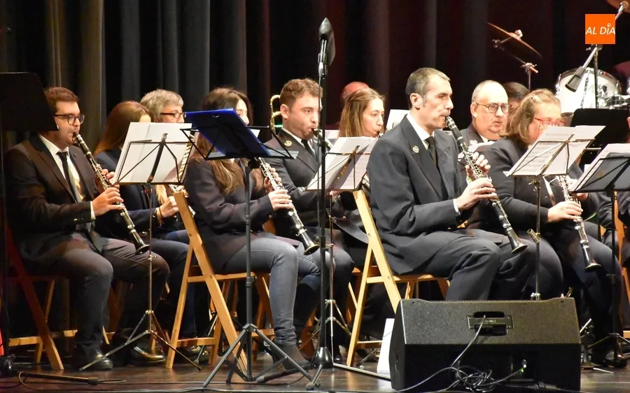 Foto 11 - Gran entrada en el Teatro Nuevo para disfrutar del Concierto navide&ntilde;o de la Banda