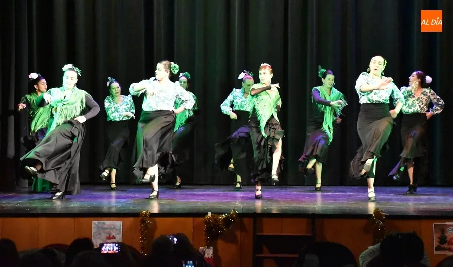 Foto 2 - Intensa tarde de baile en el Teatro para echar una mano a la Asociaci&oacute;n de personas con epilepsia