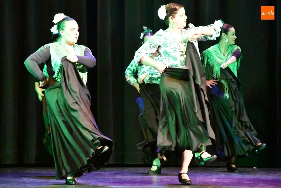 Foto 3 - Intensa tarde de baile en el Teatro para echar una mano a la Asociaci&oacute;n de personas con epilepsia