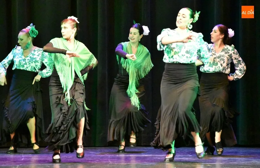 Foto 4 - Intensa tarde de baile en el Teatro para echar una mano a la Asociaci&oacute;n de personas con epilepsia