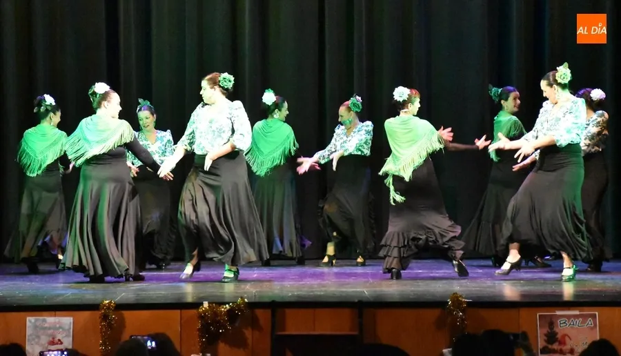 Foto 5 - Intensa tarde de baile en el Teatro para echar una mano a la Asociaci&oacute;n de personas con epilepsia