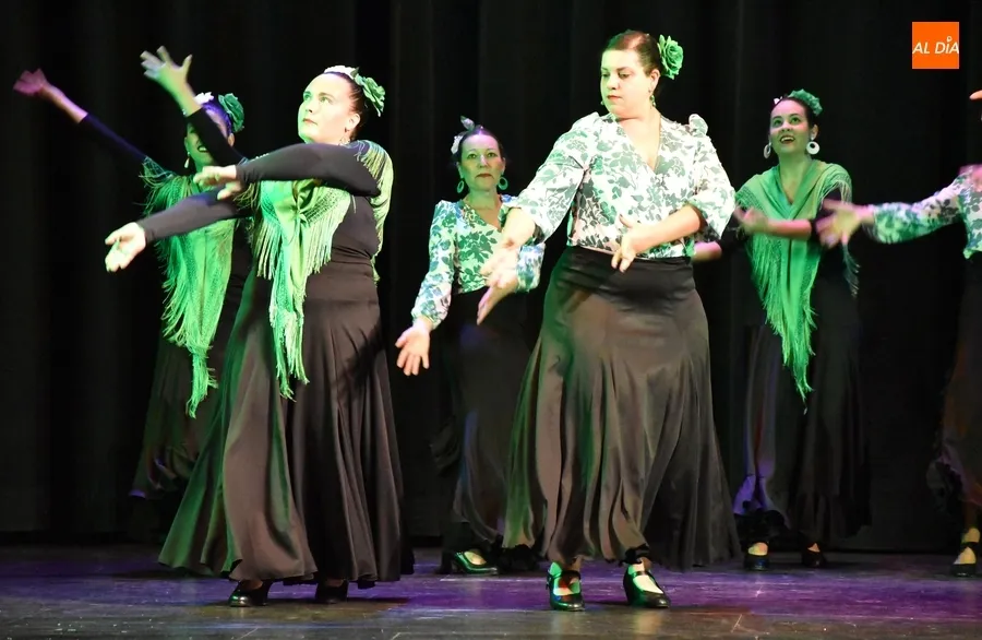 Foto 6 - Intensa tarde de baile en el Teatro para echar una mano a la Asociaci&oacute;n de personas con epilepsia