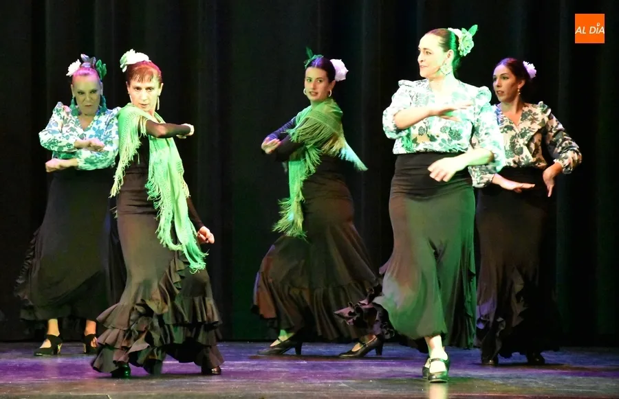 Foto 7 - Intensa tarde de baile en el Teatro para echar una mano a la Asociaci&oacute;n de personas con epilepsia