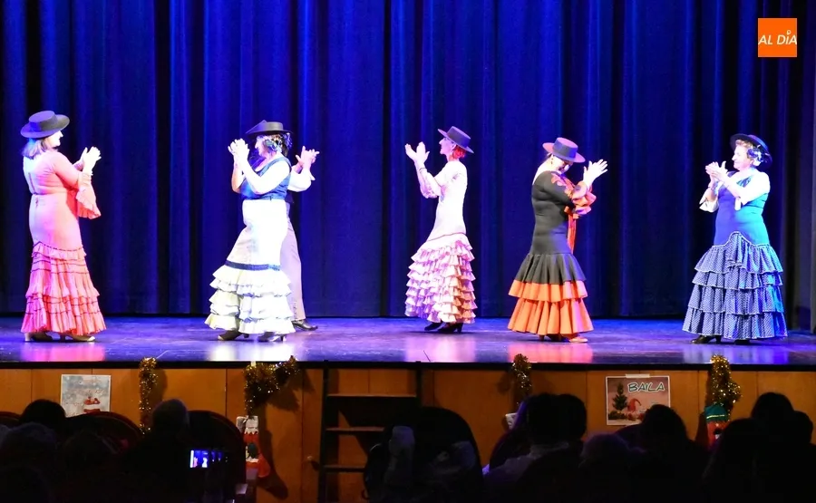 Foto 8 - Intensa tarde de baile en el Teatro para echar una mano a la Asociaci&oacute;n de personas con epilepsia