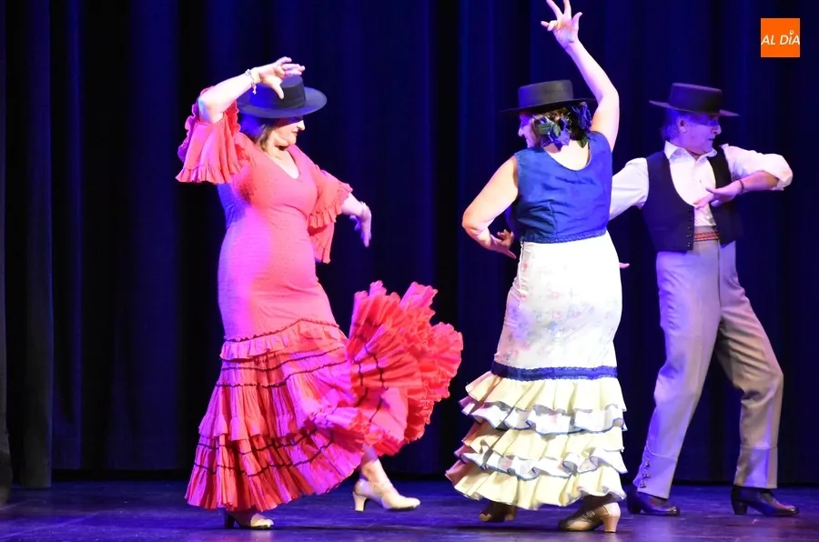 Foto 9 - Intensa tarde de baile en el Teatro para echar una mano a la Asociaci&oacute;n de personas con epilepsia