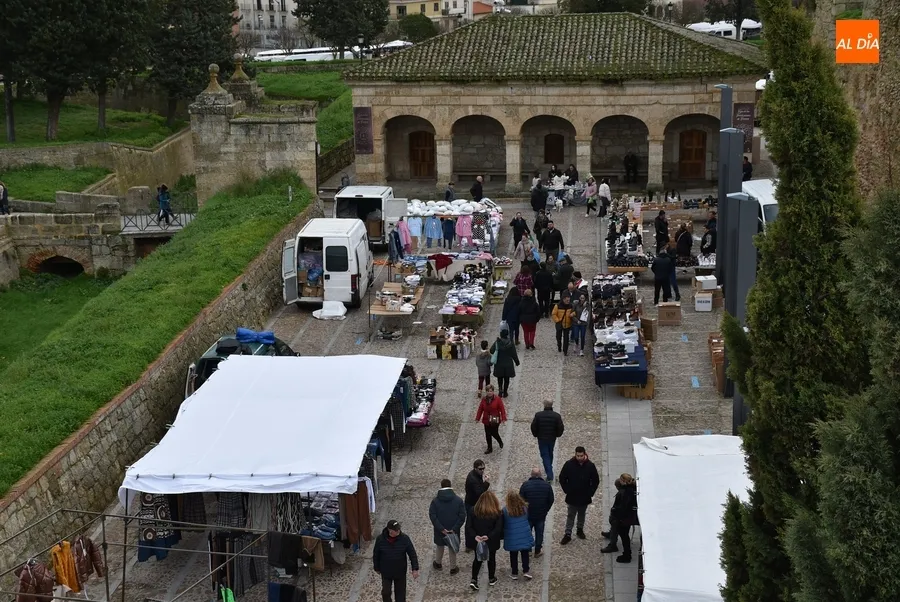 Foto 8 - Notable ajetreo en una ma&ntilde;ana de Nochebuena con mercadillo incluido