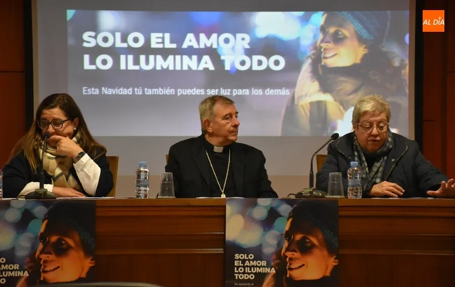 Foto 3 - Los pinos solidarios de C&aacute;ritas se llenar&aacute;n estas Navidades de bombillas 