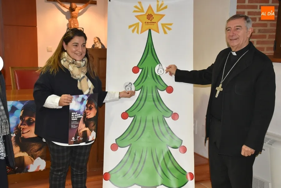 Foto 2 - Los pinos solidarios de C&aacute;ritas se llenar&aacute;n estas Navidades de bombillas 