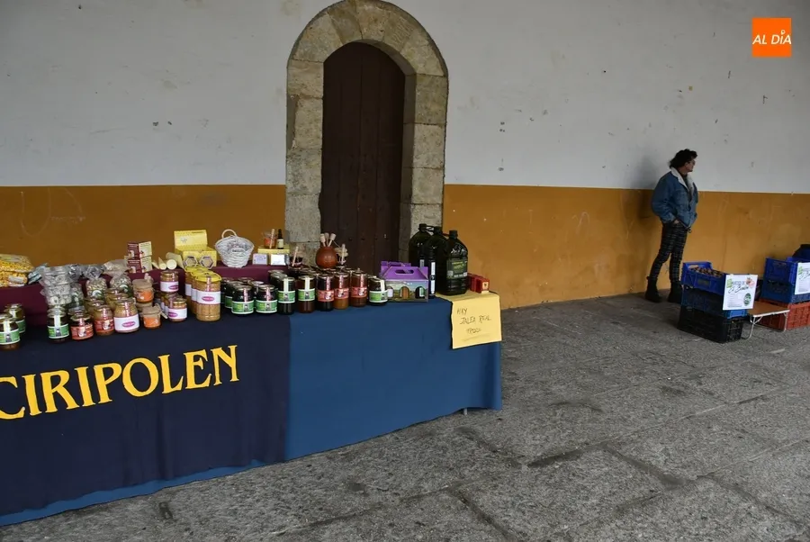 Foto 6 - A cubierto por la lluvia peri&oacute;dica la edici&oacute;n adelantada del Mercado de los Martes