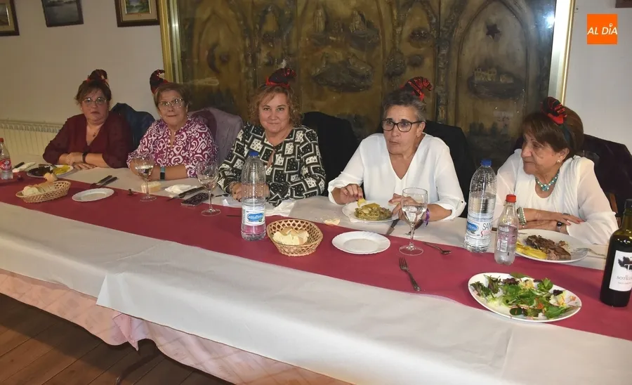 Foto 9 - Las mujeres de Amanecer se van de comida de Navidad