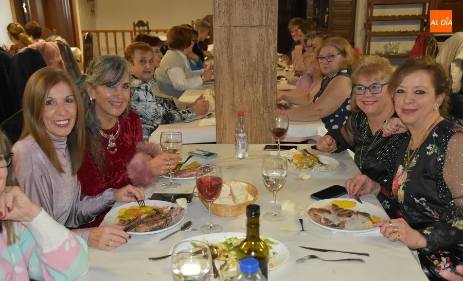 Foto 10 - Las mujeres de Amanecer se van de comida de Navidad