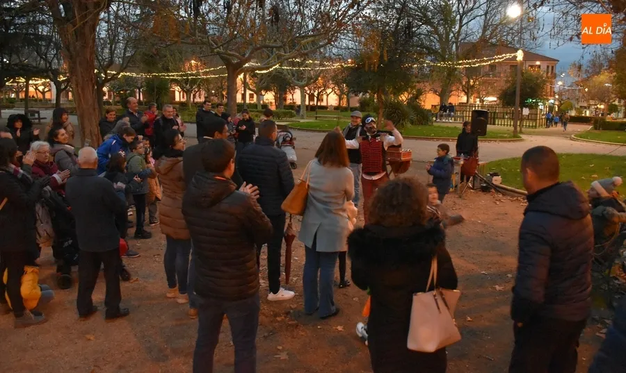 Foto 5 - El mago Patxi entretiene con sus trucos y bromas la tarde de Nochebuena