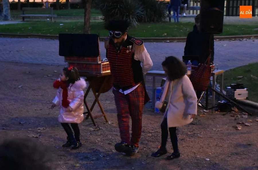 Foto 2 - El mago Patxi entretiene con sus trucos y bromas la tarde de Nochebuena