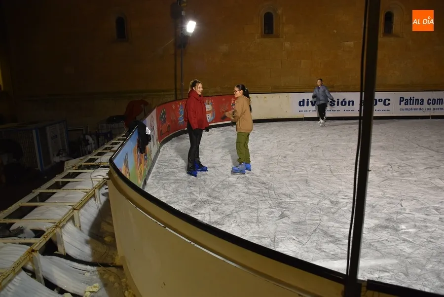 Foto 2 - Entra en funcionamiento la pista de hielo