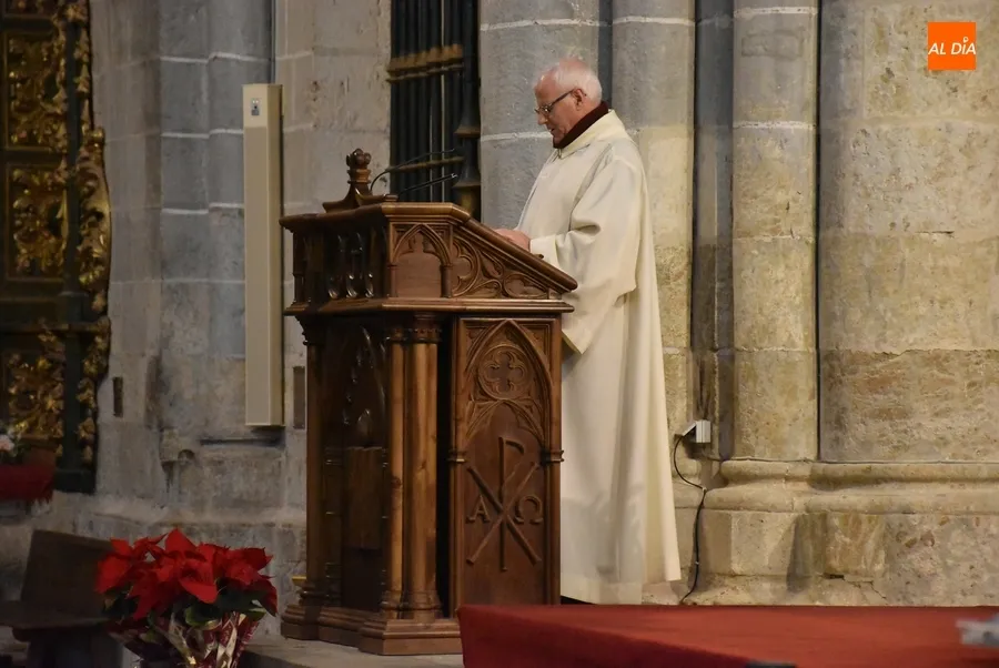 Foto 2 - Jos&eacute; Luis Retana preside por 1&ordf; vez la Misa Estacional del D&iacute;a de Navidad en la Catedral