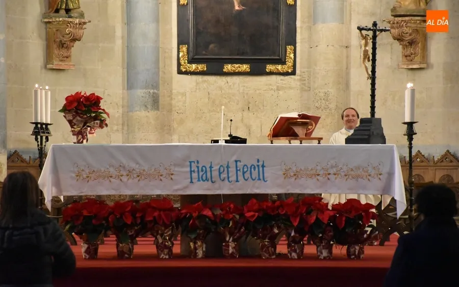 Foto 5 - Jos&eacute; Luis Retana preside por 1&ordf; vez la Misa Estacional del D&iacute;a de Navidad en la Catedral