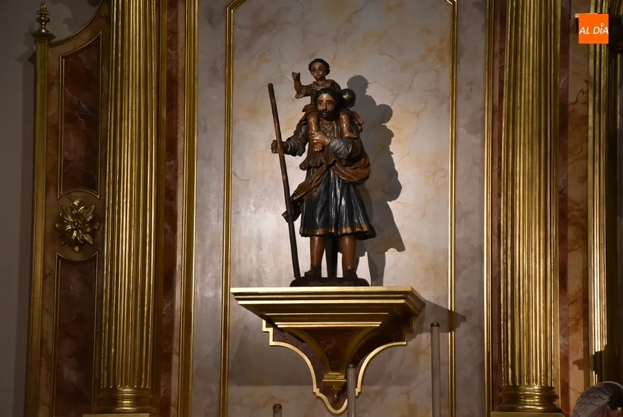 Foto 4 - Bendecido el flamante nuevo retablo de la Parroquia de San Crist&oacute;bal