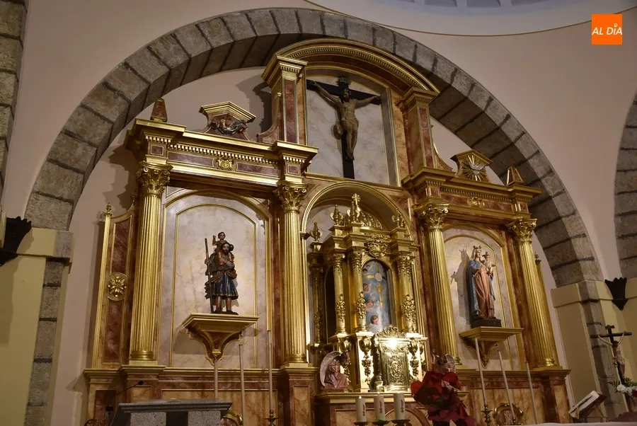 Foto 11 - Bendecido el flamante nuevo retablo de la Parroquia de San Crist&oacute;bal