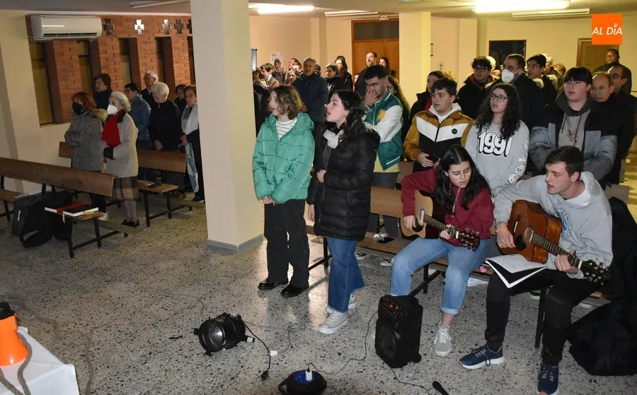 Foto 3 - Medio centenar de personas toma parte en Santa Marina en la Vigilia Joven de la Inmaculada