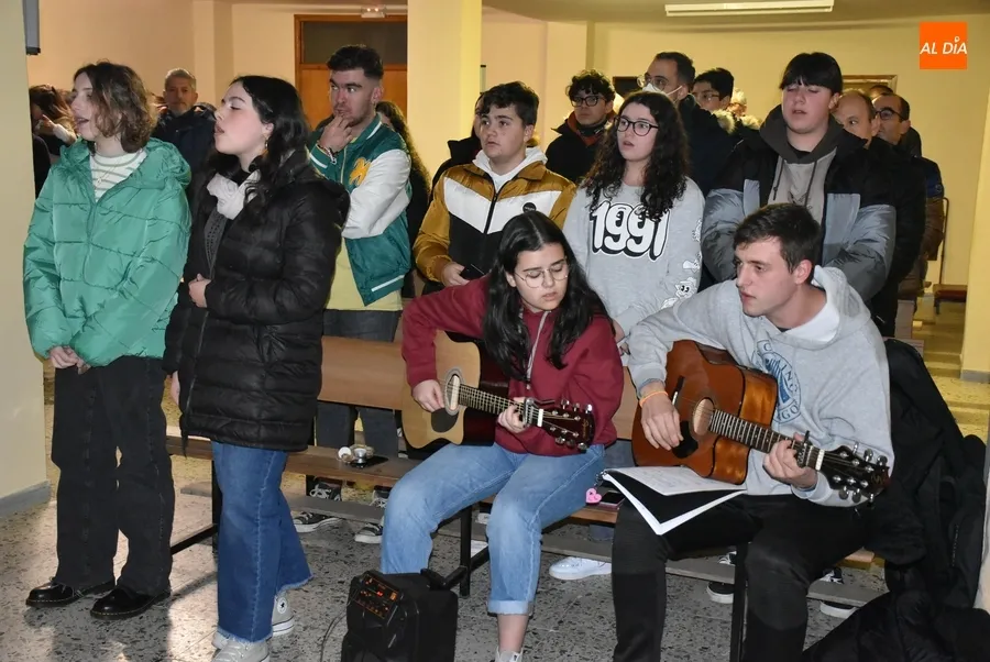 Foto 4 - Medio centenar de personas toma parte en Santa Marina en la Vigilia Joven de la Inmaculada