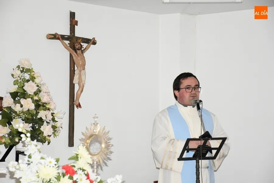 Foto 5 - Medio centenar de personas toma parte en Santa Marina en la Vigilia Joven de la Inmaculada