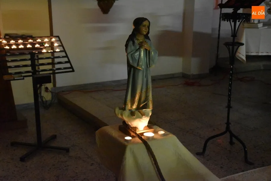 Foto 6 - Medio centenar de personas toma parte en Santa Marina en la Vigilia Joven de la Inmaculada