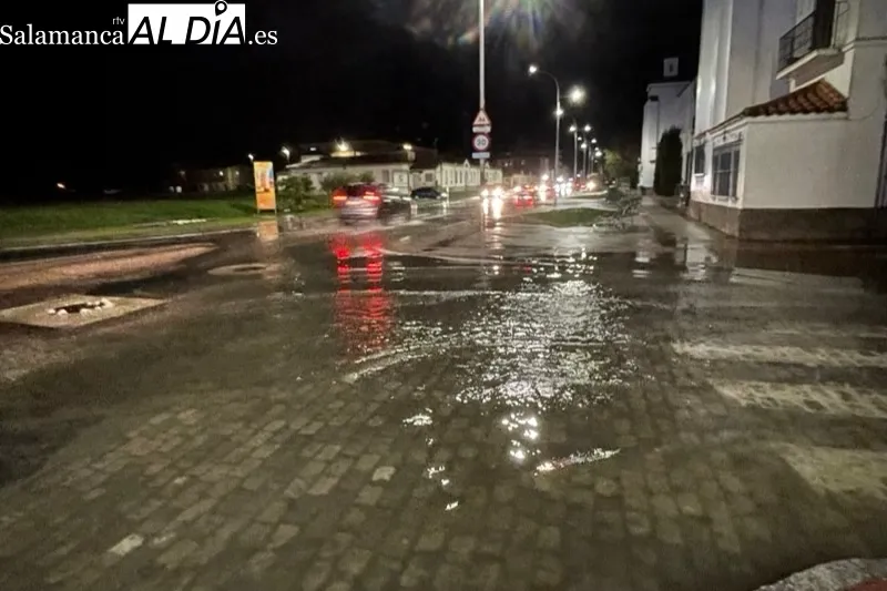 La fuerte tormenta inundaba los accesos a Peñaranda desde la Avenida de Salamanca