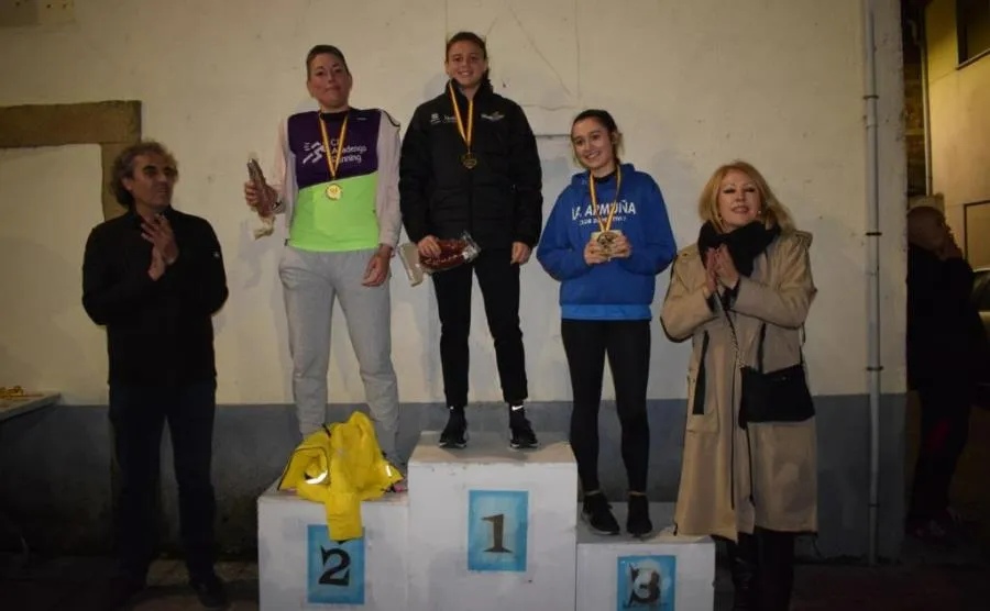 Foto 5 - Ruth Vicente Regatos y Luis Fernando Alaejos suben al podio en la San Silvestre de Lumbrales