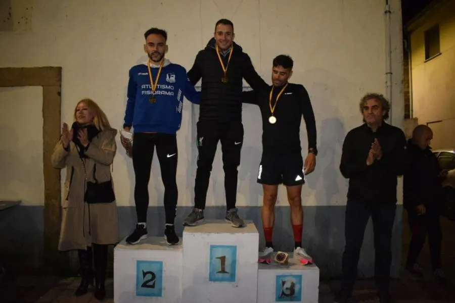 Foto 4 - Ruth Vicente Regatos y Luis Fernando Alaejos suben al podio en la San Silvestre de Lumbrales