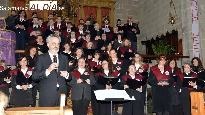 Actuación conjunta del Coro de la Universidad de Salamanca y del Coro Popular de Lumbrales