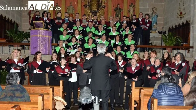 Actuación conjunta del Coro de la Universidad de Salamanca y del Coro Popular de Lumbrales