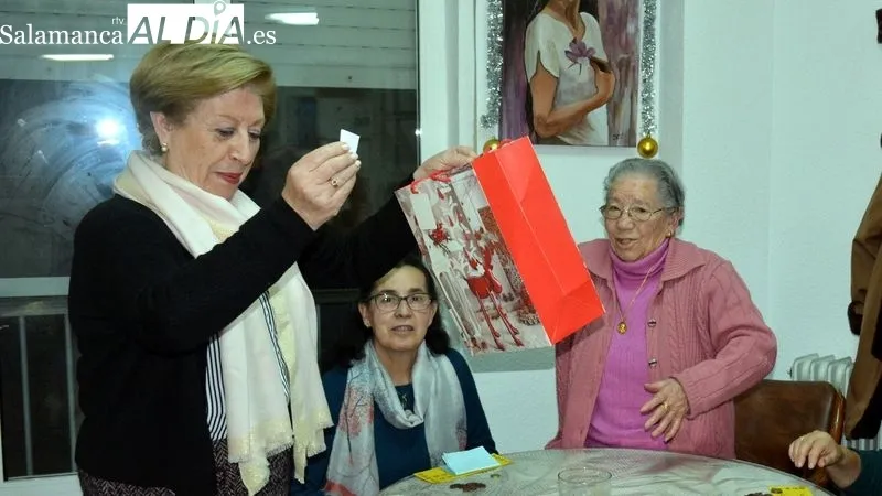 La directiva de la asociación Liminares entregó los trofeos a la campeona y subcampeonas de chinchón