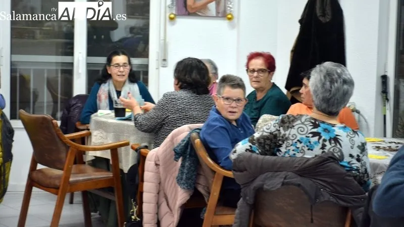 La directiva de la asociación Liminares entregó los trofeos a la campeona y subcampeonas de chinchón