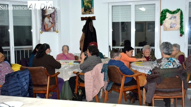 La directiva de la asociación Liminares entregó los trofeos a la campeona y subcampeonas de chinchón