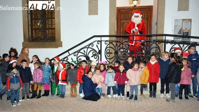 Papá Noel saludó y entregó caramelos a todos los niños 