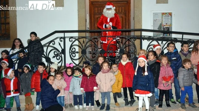 Papá Noel saludó y entregó caramelos a todos los niños 