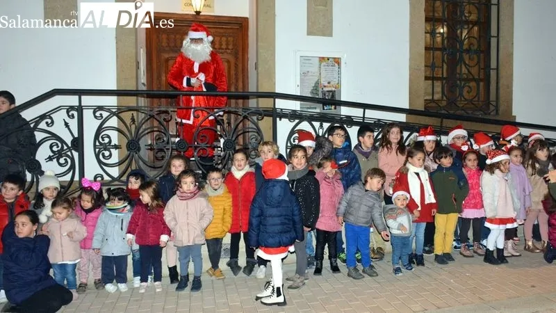 Papá Noel saludó y entregó caramelos a todos los niños 