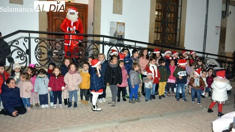 Papá Noel saludó y entregó caramelos a todos los niños 