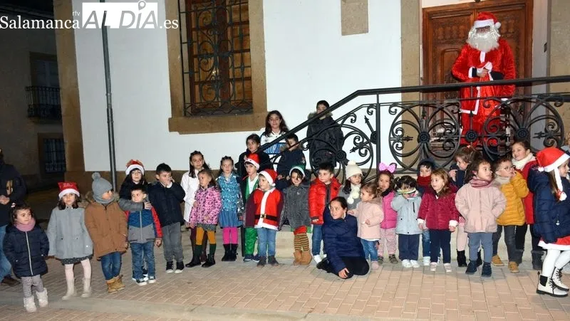 Papá Noel saludó y entregó caramelos a todos los niños 