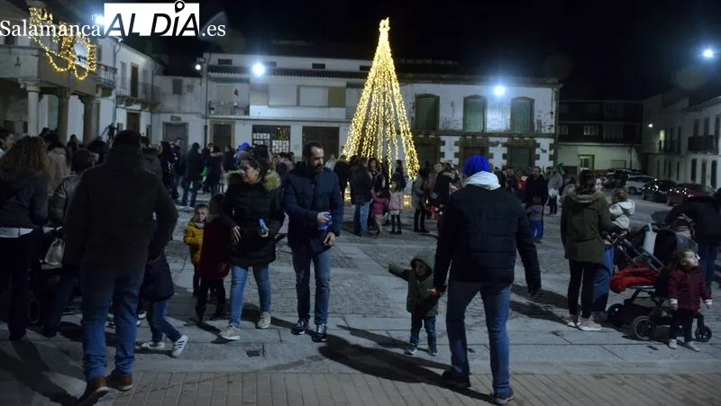Papá Noel saludó y entregó caramelos a todos los niños 